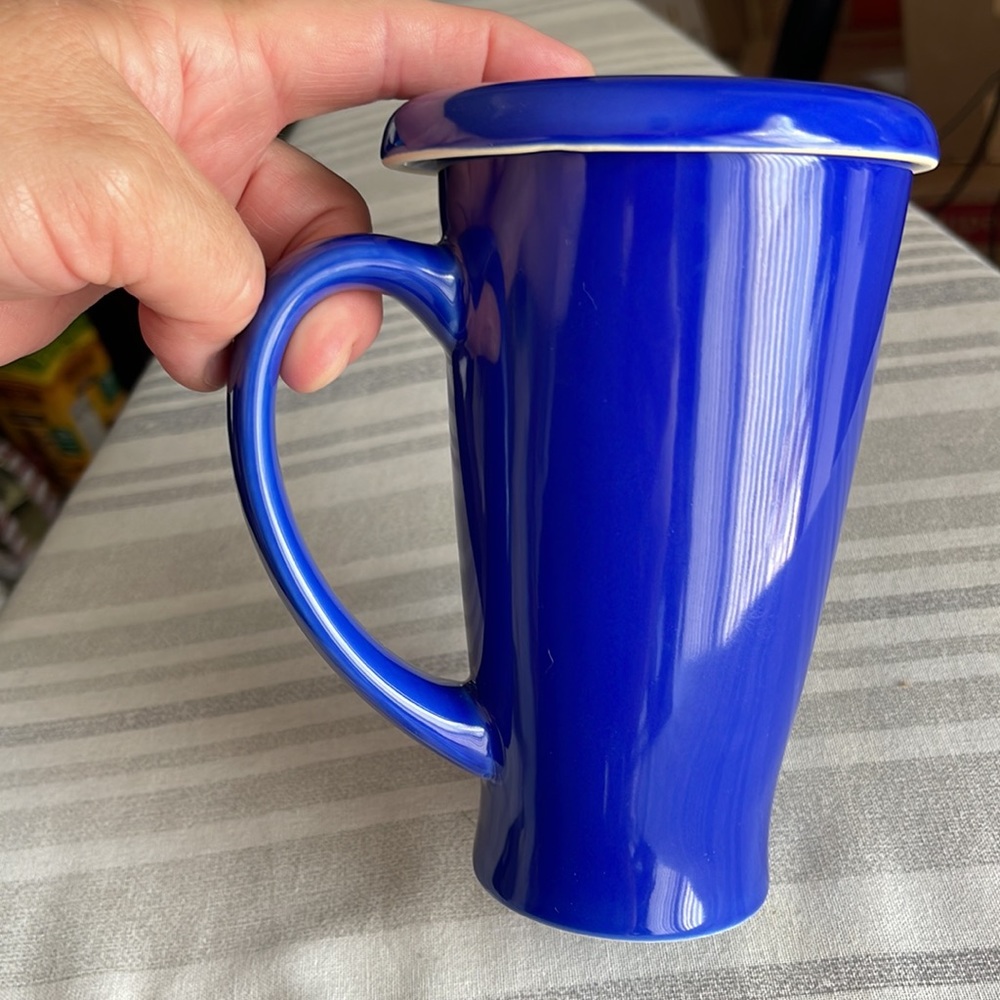 CHANTAL TALL LIDDED LATTE MUG. Royal blue. Ceramic. EXCELLENT CONDITION. 16 Oz